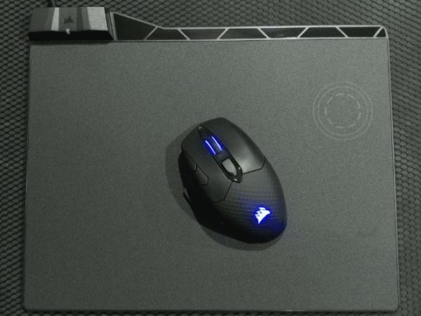 Corsair-mm1000-Qi-Wireless-Charging-Mouse-Pad